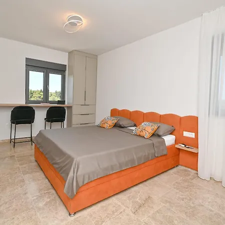 Donatus Zadarvillas *
