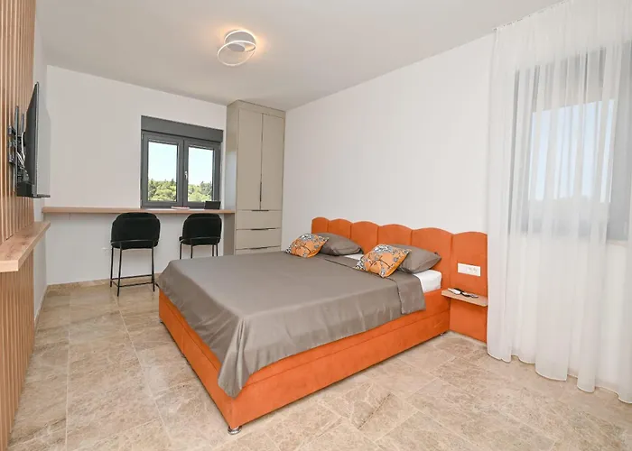 Donatus Zadarvillas *