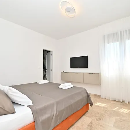 Donatus Zadarvillas *